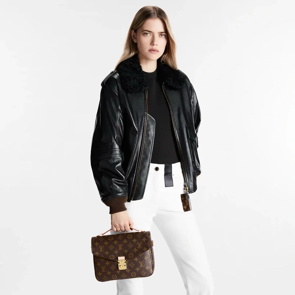 Like New! LV LOUIS VUITTON Monogram Pochette Metis Comes with Tags